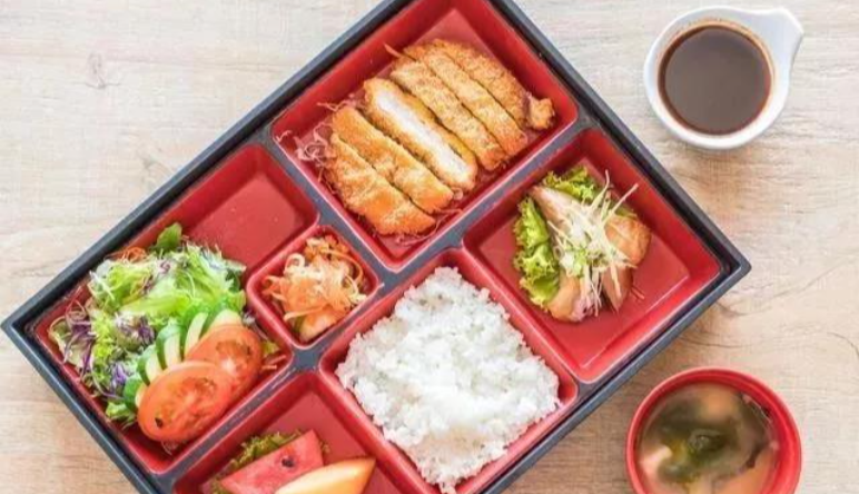 案例｜這(zhè)家(jiā)店(diàn)隻賣一(yī)種外(wài)賣，每天賣 13 萬份便當，年(nián)入 6 億！