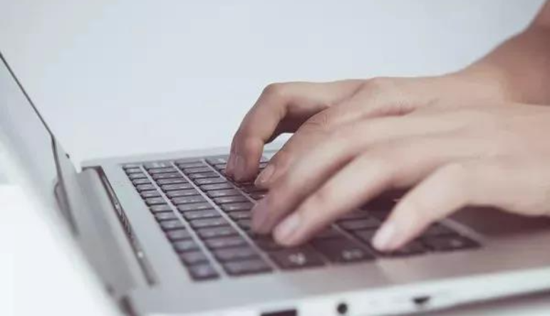 這(zhè)個(gè)女(nǚ)漢子(zǐ),是(shì)如(rú)何用(yòng)微(wēi)信小(xiǎo)程序賺了(le)兩千萬!